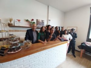 L'équipe du café Incroyable lors de l'inauguration en présence d'Abdel Sadi, maire de Bobigny et Raquel Garrido, députée de la 5e circonscription de la Seine-Saint-Denis.