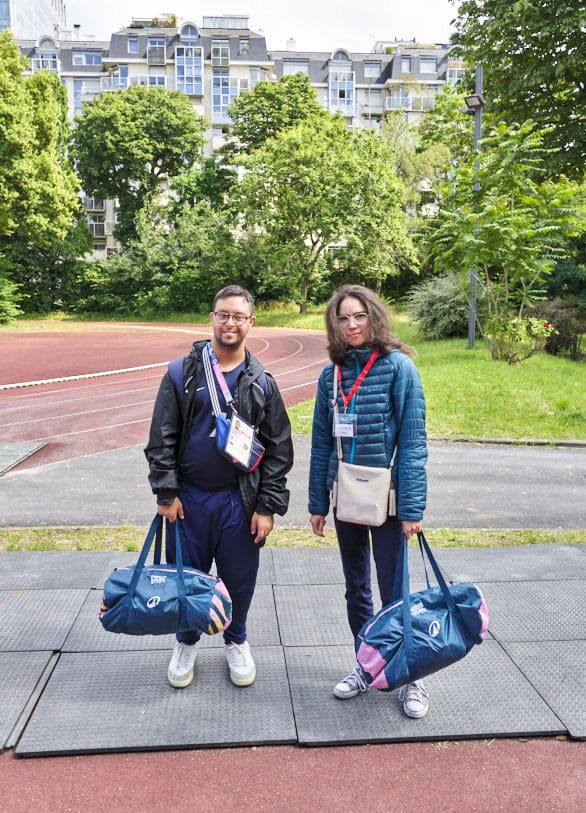 Deux jeunes de l'IME Le Tremplin avec leur sac spécial JO 2024