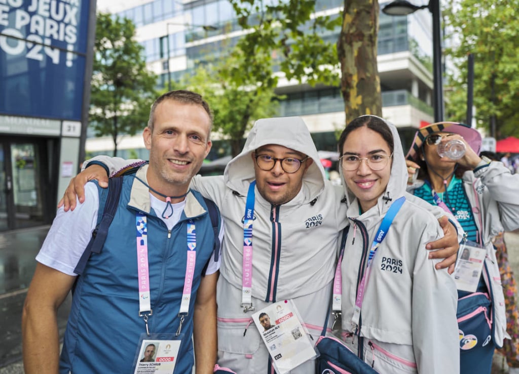 Morgane et Abdallah, deux jeunes accompagnés par l'IME Le Tremplin et leur éducateur Thierry au Stade de France